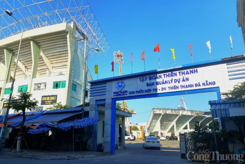 Sân vận động Chi Lăng, nằm trong khu đất 4 mặt tiền các con đường Lê Duẩn, Ngô Gia Tự, Hùng Vương và Chi Lăng; ngay trung tâm quận Hải Châu, thành phố Đà Nẵng. Năm 2010, chính quyền thánh phố đã giao sân vận động này cho Tập đoàn Thiên Thanh làm dự án khu