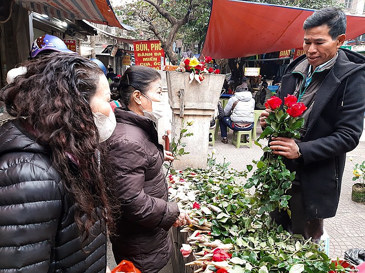 Hoa hồng cũng được nhiều người tiêu dùng lựa chọn mua trong dịp Tết để thắp hương gia tiên