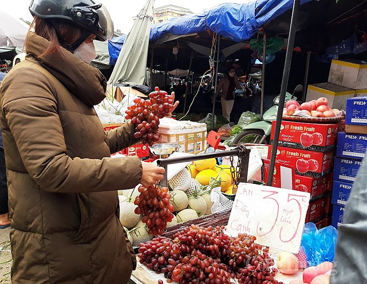 Người tiêu dùng mua trái cây tại chợ đầu mối phía Nam