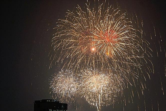 Pháo hoa rực sáng trên bầu trời Hà Nội chào đón năm mới 2023