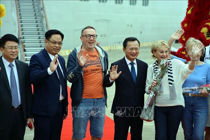 Quyền Chủ tịch UBND tỉnh Quảng Ninh Cao Tường Huy (thứ 3, từ phải sang) chụp ảnh cùng du khách quốc tế.