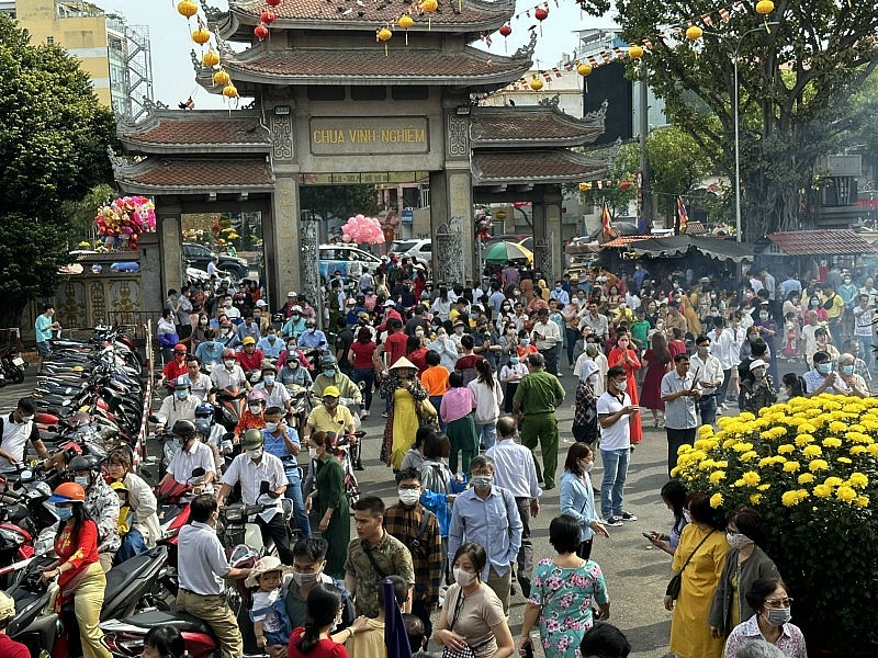 Trong ngày đầu năm mới, người dân TP Hồ Chí Minh đến chùa Vĩnh Nghiêm (đường Nam Kỳ Khởi Nghĩa, phường Võ Thị Sáu, Quận 3) lễ chùa khá đông.