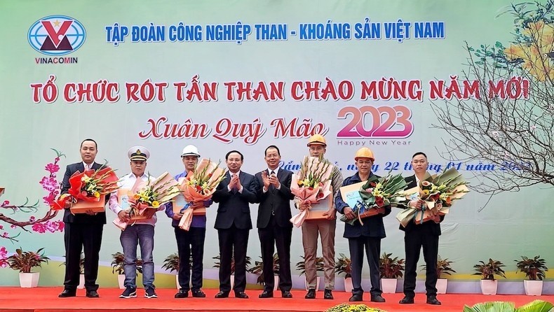 Lãnh đạo tỉnh Quảng Ninh và Tập đoàn Công nghiệp Than - Khoáng sản Việt Nam tặng quà và chúc Tết các đơn vị tham gia làm nhiệm vụ xuất tấn than đầu tiên của năm mới 2023.