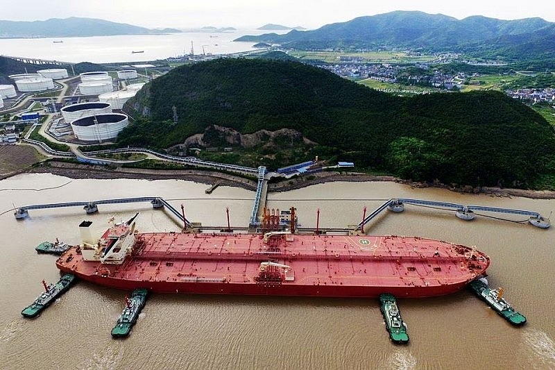 Tàu chở dầu VLCC tại cảng dầu thô ở Chiết Giang, Trung Quốc (ảnh: Reuters)