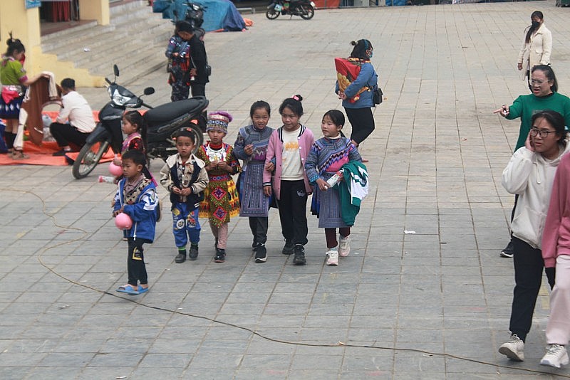 Ngày mùng 2 tết trai bản, thôn nữ Mông và các em thiếu nhi người Mông nô nức xuống phố huyện chơi tết