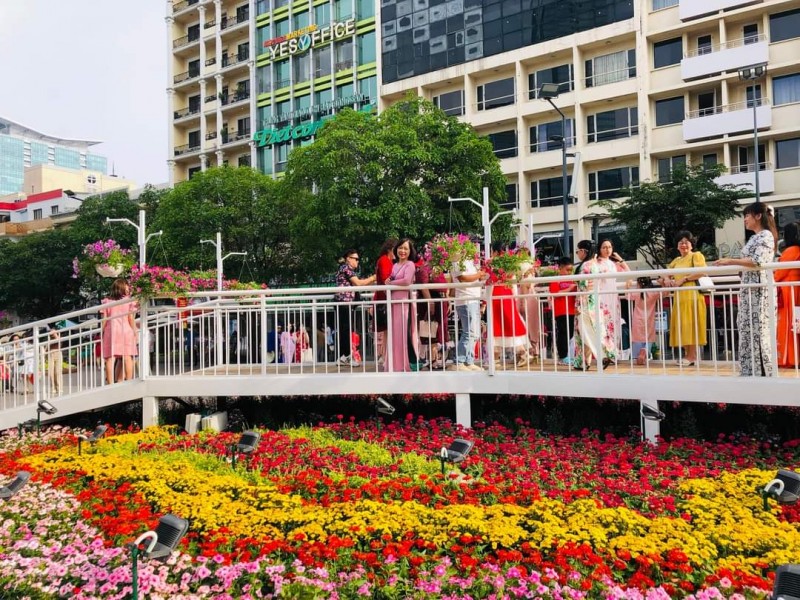 Người dân Sài Gòn nô nức “check-in” đường hoa Tết