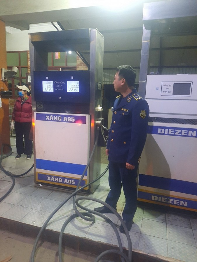 Quản lý thị trường Hà Nội: Xử lý 1 cơ sở kinh doanh xăng dầu niêm yết giá không đúng quy định