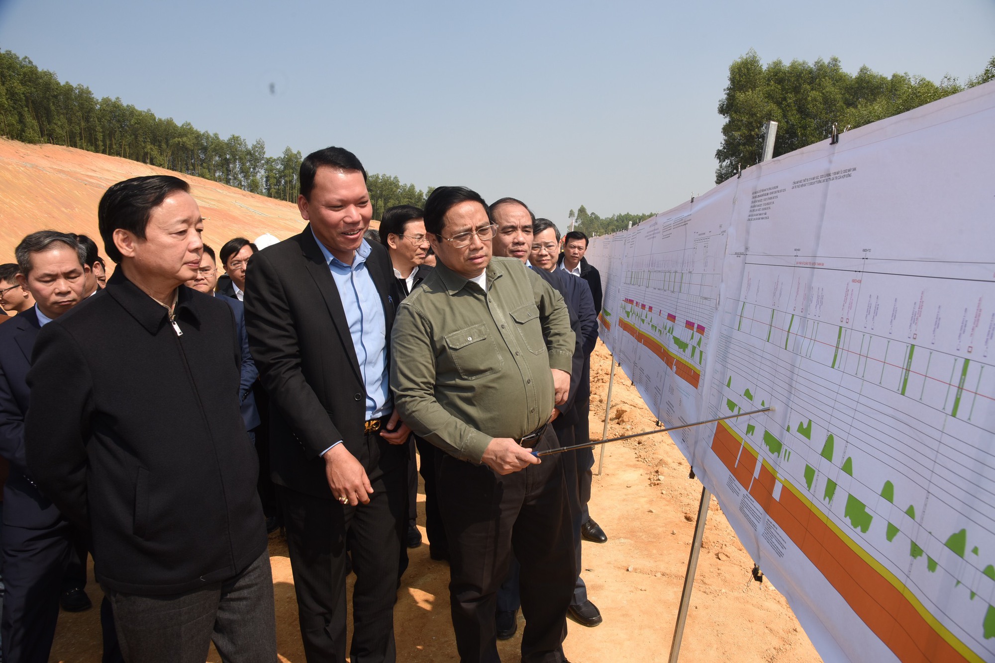 Thủ tướng kiểm tra, đôn đốc dự án cao tốc Tuyên Quang-Phú Thọ, chúc Tết công nhân và người dân khu tái định cư - Ảnh 1.