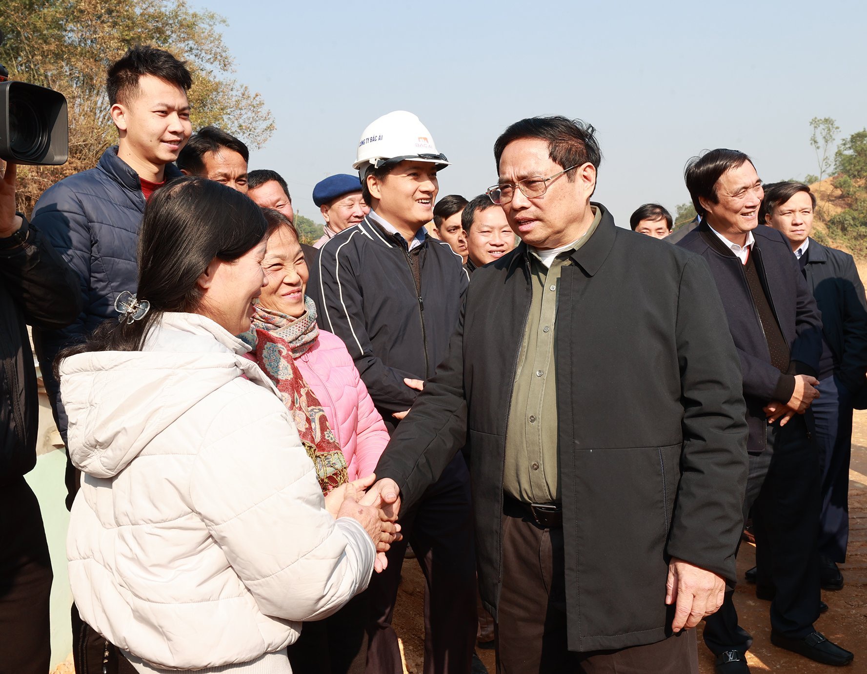 Thủ tướng kiểm tra, đôn đốc dự án cao tốc Tuyên Quang-Phú Thọ, chúc Tết công nhân và người dân khu tái định cư - Ảnh 5.
