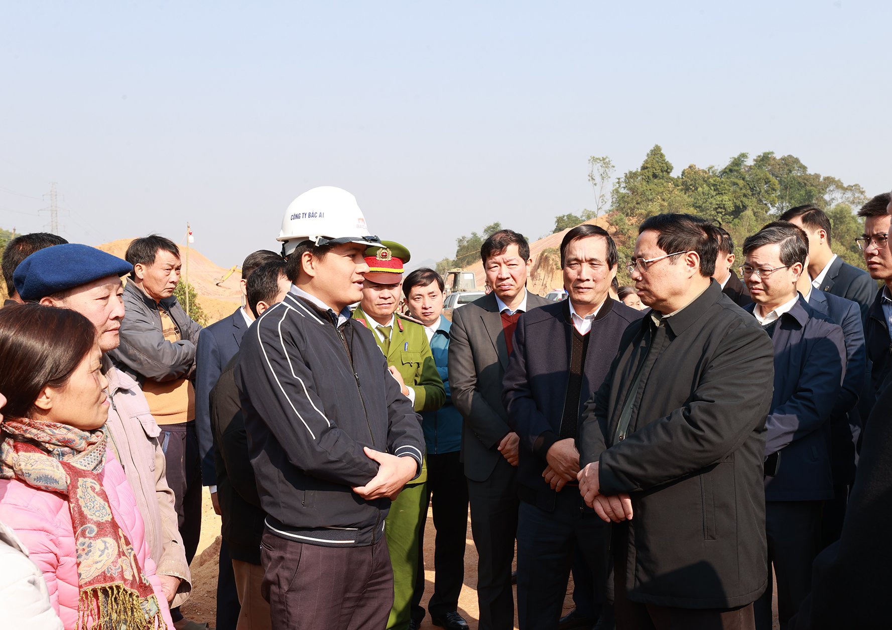Thủ tướng kiểm tra, đôn đốc dự án cao tốc Tuyên Quang-Phú Thọ, chúc Tết công nhân và người dân khu tái định cư - Ảnh 4.