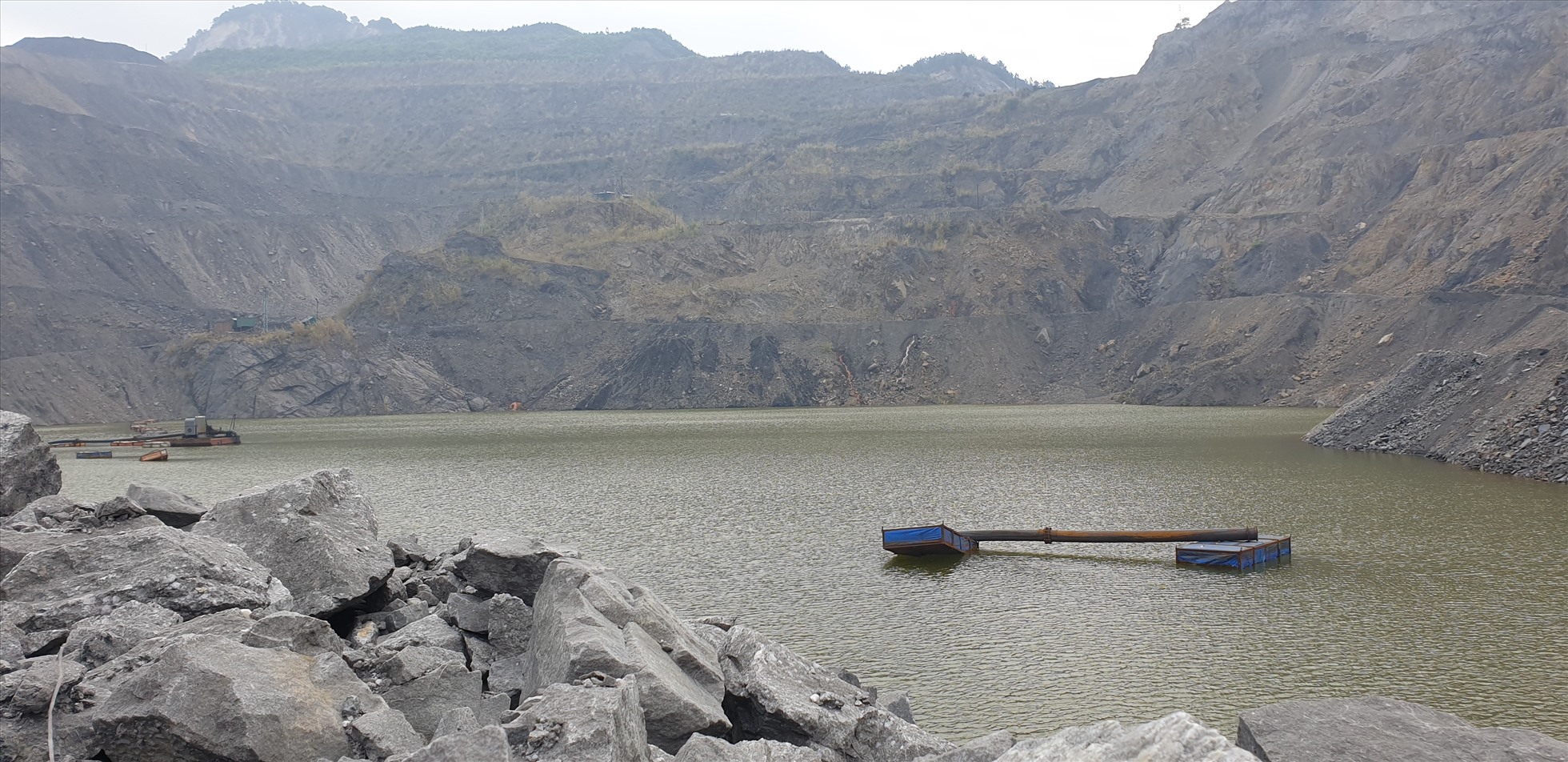 Nước dưới đáy moong than 917. Moong than này đang được quy hoạch để làm hồ chứa nước sinh hoạt của Hạ Long. Ảnh: Nguyễn Hùng