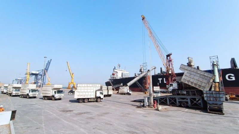 Các tàu hàng trọng tải lớn vào làm hàng tại Cảng Cái Lân trong ngày mùng 4 tết Quý Mão 2023.