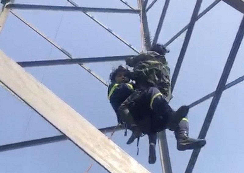 Giải cứu người phụ nữ trèo lên cột điện cao 25 mét ở Hà Nội