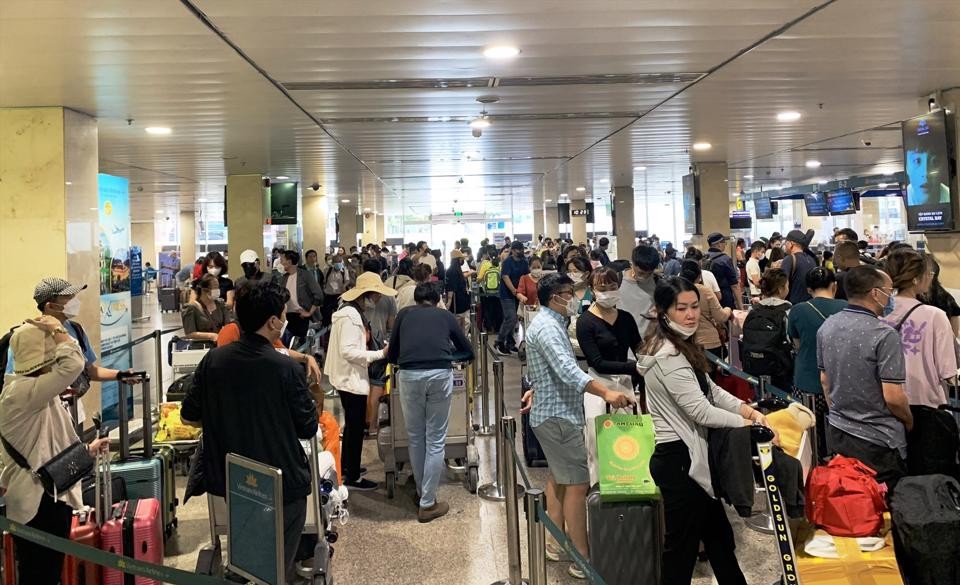 Hành khách ùn ùn trở lại, sân bay Tân Sơn Nhất 