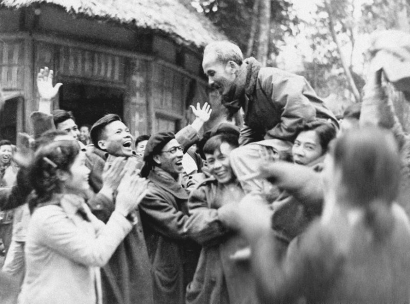 Đại biểu dự Đại hội thống nhất Việt Minh – Liên Việt phấn khởi chúc mừng Chủ tịch Hồ Chí Minh được suy tôn là Chủ tịch danh dự của Mặt trận Liên Việt (3-1951). Ảnh tư liệu 