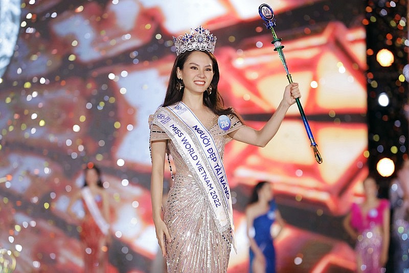 Hoa hậu Mai Phương xin lỗi khán giả sau hàng loạt chỉ trích