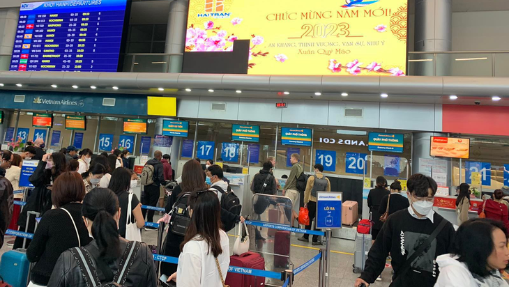 Hành khách qua sân bay Tân Sơn Nhất ngày mùng 5 Tết tăng cao đột biến