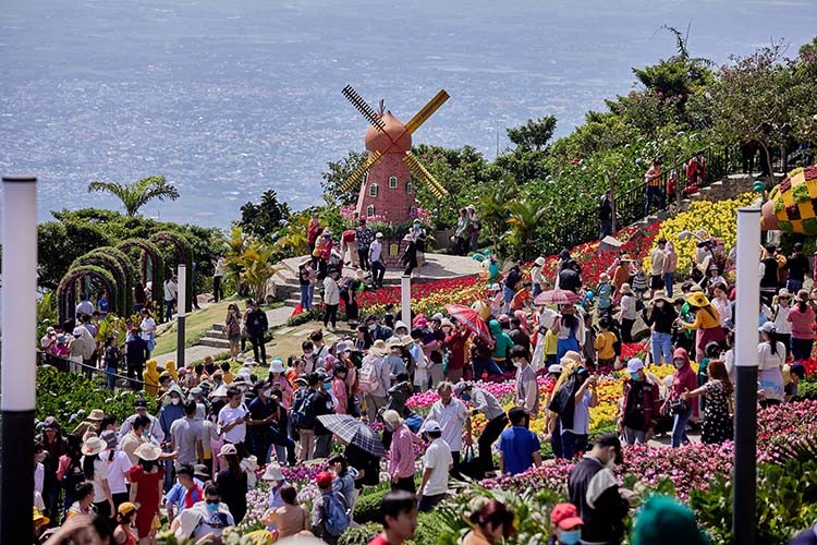 Tây Ninh bùng nổ du khách về trẩy hội Xuân Núi Bà Đen