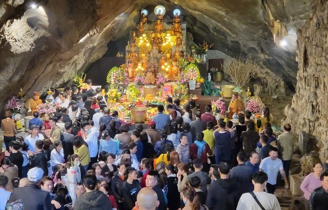 Hơn 102 nghìn du khách về trẩy hội chùa Hương