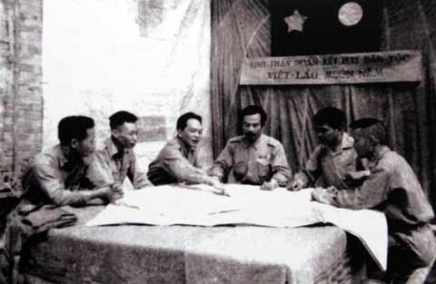 Hoàng thân Souphanouvong và Đại tướng Võ Nguyên Giáp bàn kế hoạch phối hợp mở chiến dịch Thượng Lào, năm 1953