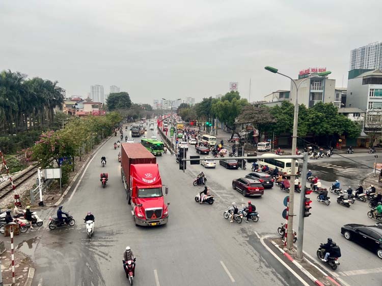 Ngày đầu khai xuân của công chức và học sinh Hà Nội: Đông đúc nhưng chưa tắc nghẽn
