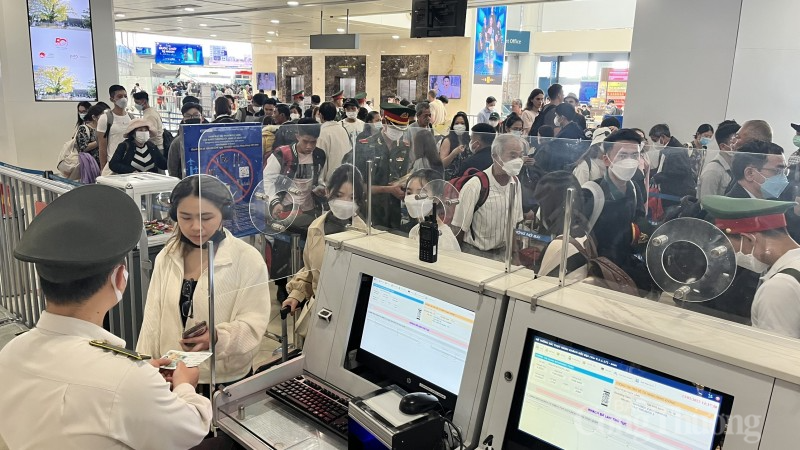 Hành khách qua Sân bay Tân Sơn Nhất và Nội Bài: Ghi nhận kỷ lục trong ngày mùng 6 Tết