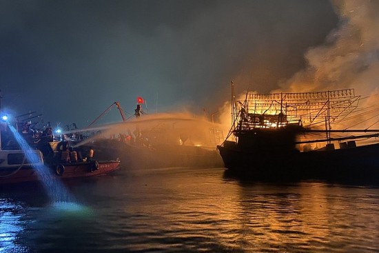 Đà Nẵng: 2 tàu cá đang neo đậu bất ngờ bốc cháy trong đêm
