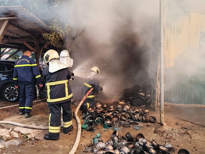 Hà Nội: Kịp thời dập tắt đám cháy tại xưởng gia công bìa giấy và kho quần áo cũ