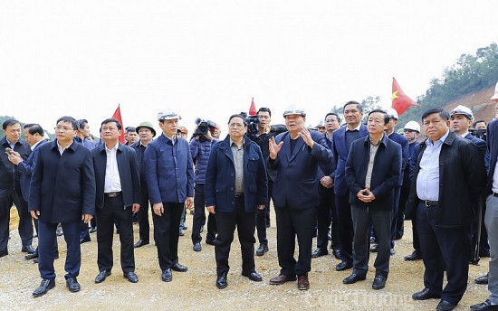 Thủ tướng kiểm tra thi công tuyến cao tốc Bắc - Nam đoạn qua Nghệ An