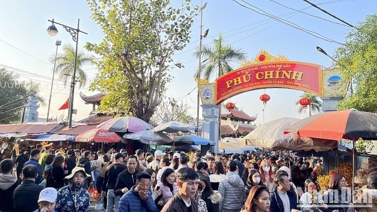 Nam Định: Hàng vạn người đổ về phiên chợ "mua may, bán rủi"