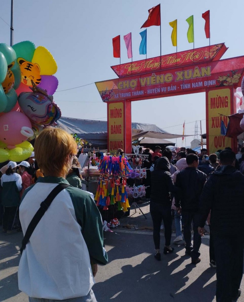 Chen chân “mua may bán đắt” tại chợ họp 1 lần duy nhất trong năm