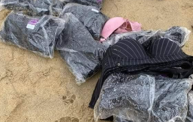 Hàng trăm áo ngực trôi dạt vào bờ biển Quảng Ngãi