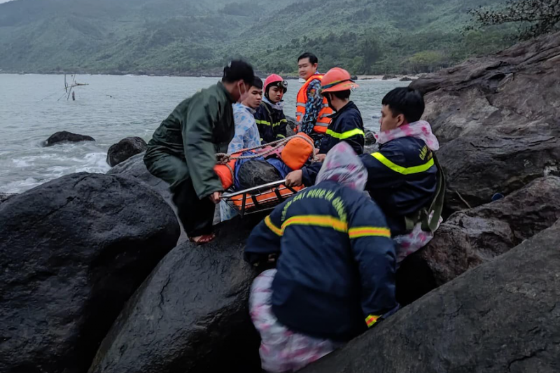 Đà Nẵng: Giải cứu thành công thanh niên bị rơi xuống hố sâu ở đèo Hải Vân