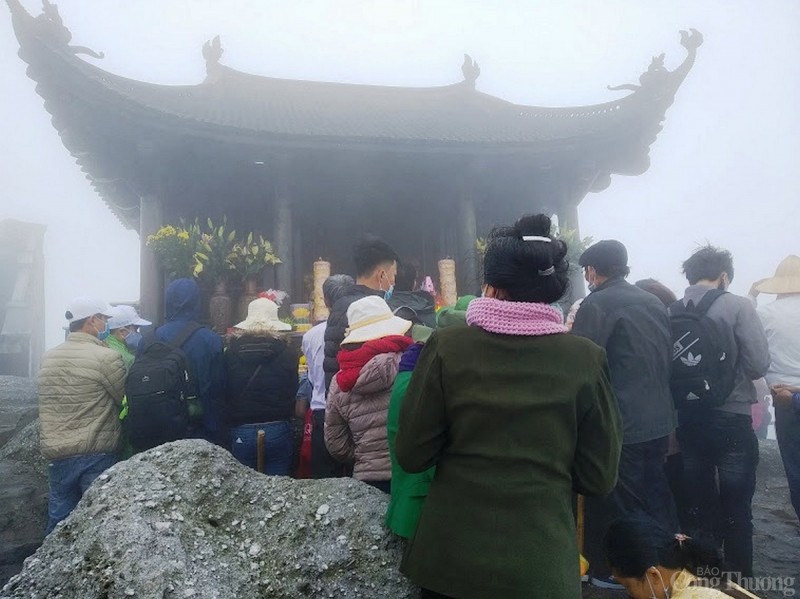 Lượng du khách đổ về Yên Tử dịp lễ hội vô cùng đông đúc