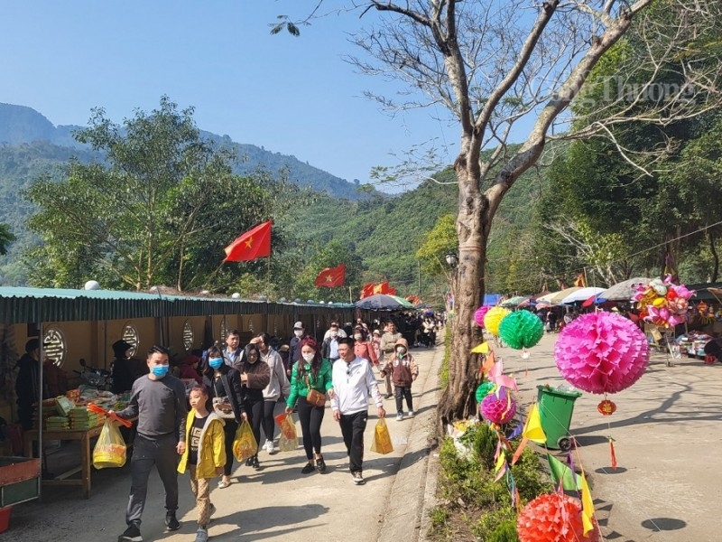 Hàng vạn du khách đến Cửa Đạt của tỉnh Thanh Hóa cầu may đầu năm mới