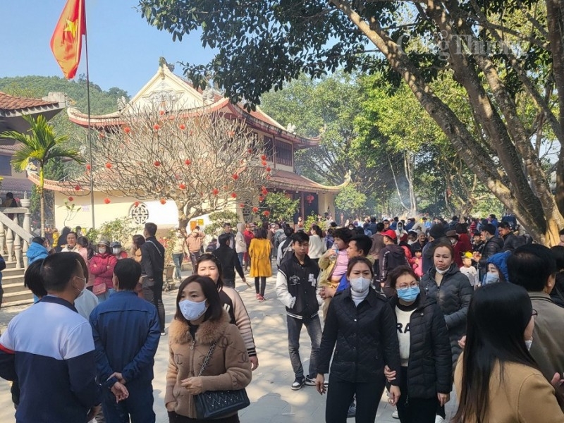 Hàng vạn du khách đến Cửa Đạt của tỉnh Thanh Hóa cầu may đầu năm mới