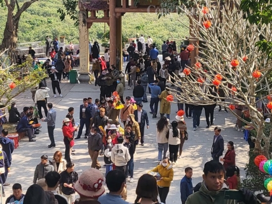 Hàng vạn du khách đến đền Cửa Đạt cầu may đầu năm mới