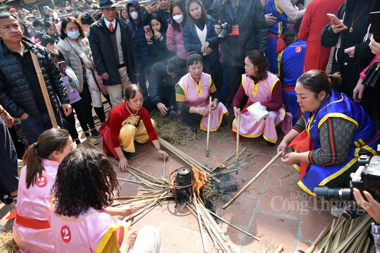 Độc đáo Hội kéo lửa thổi cơm thi làng Thị Cấm