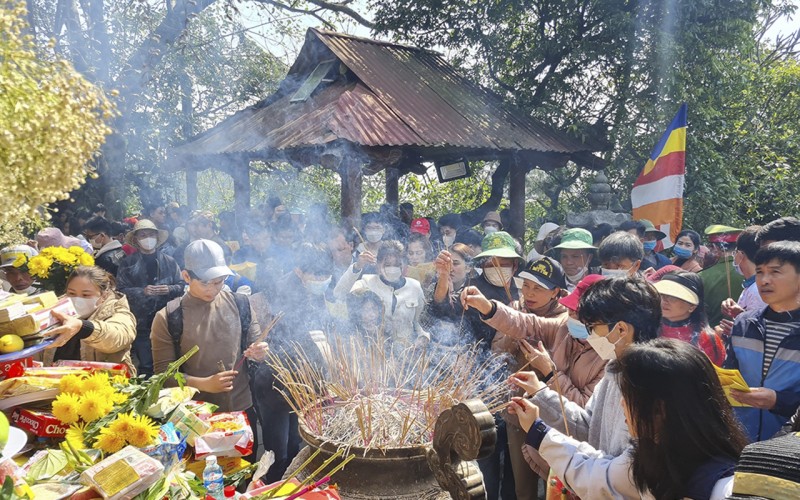 Ngày khai hội chùa Hương Tích (Hà Tĩnh) đón 15.000 lượt du khách
