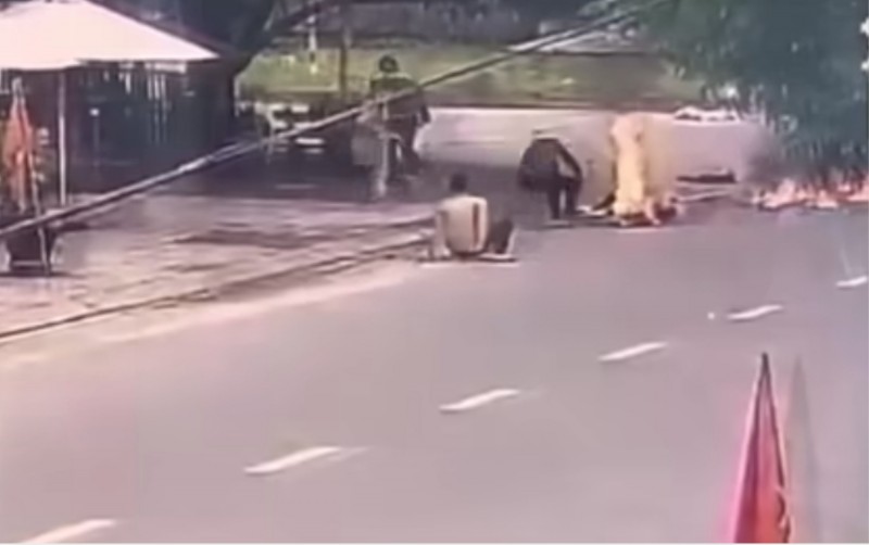 Quảng Nam: Vì ghen tuông, một người bị tưới xăng đốt giữa đường