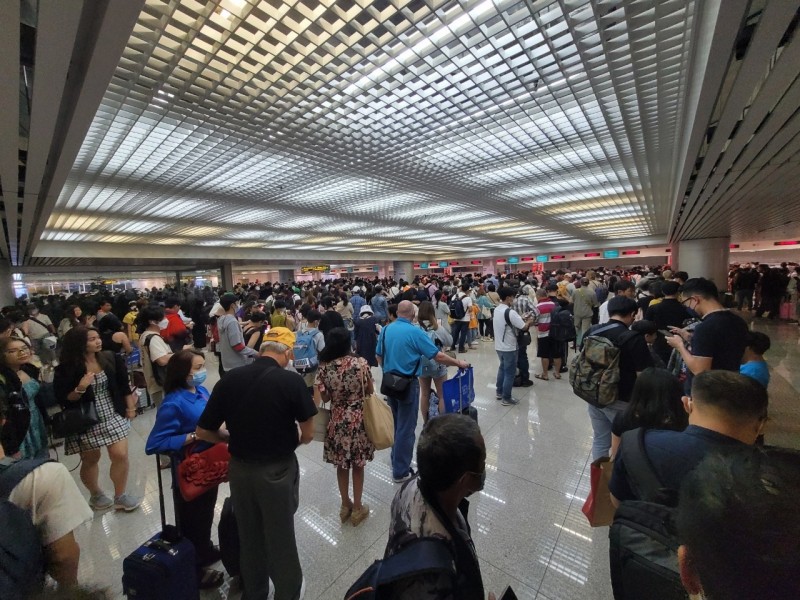 Hàng nghìn người chờ nhập cảnh tại sân bay Tân Sơn Nhất