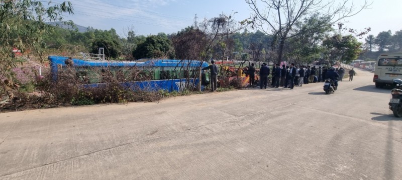 Quảng Ninh: Xe khách mất lái đâm 2 người thương vong gần cổng chùa Ba Vàng