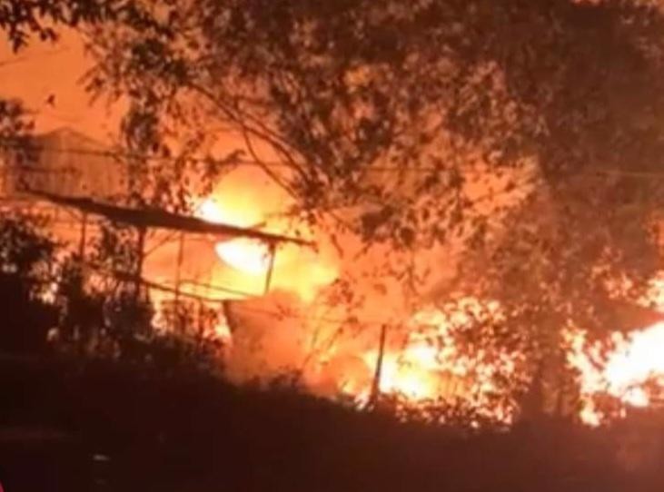 Hà Nội: Xảy ra đám cháy lớn tại dãy nhà xưởng tạm ở Đại Mỗ