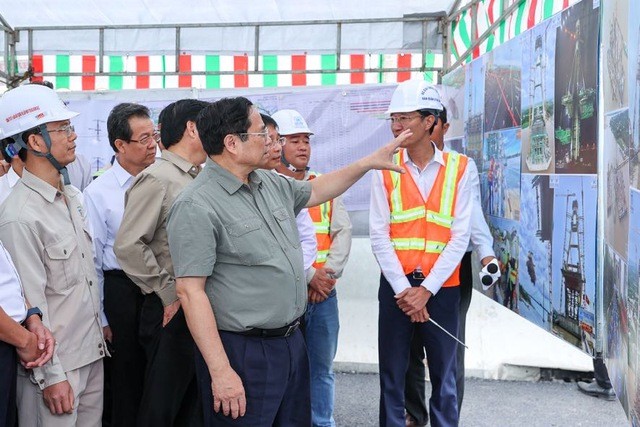 Thủ tướng Phạm Minh Chính: Triển khai các dự án cao tốc cần đi theo hướng tuyến thẳng, ngắn nhất có thể