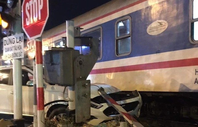 Hà Nội: Vụ tai nạn giữa ô tô con và tàu hỏa