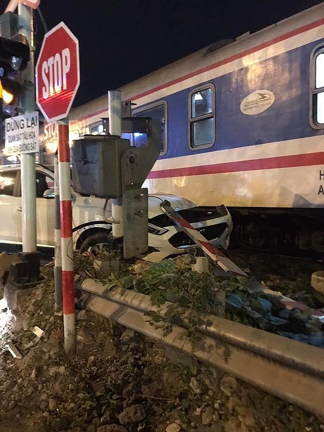 Hà Nội: Vụ tai nạn giữa ô tô con và tàu hỏa