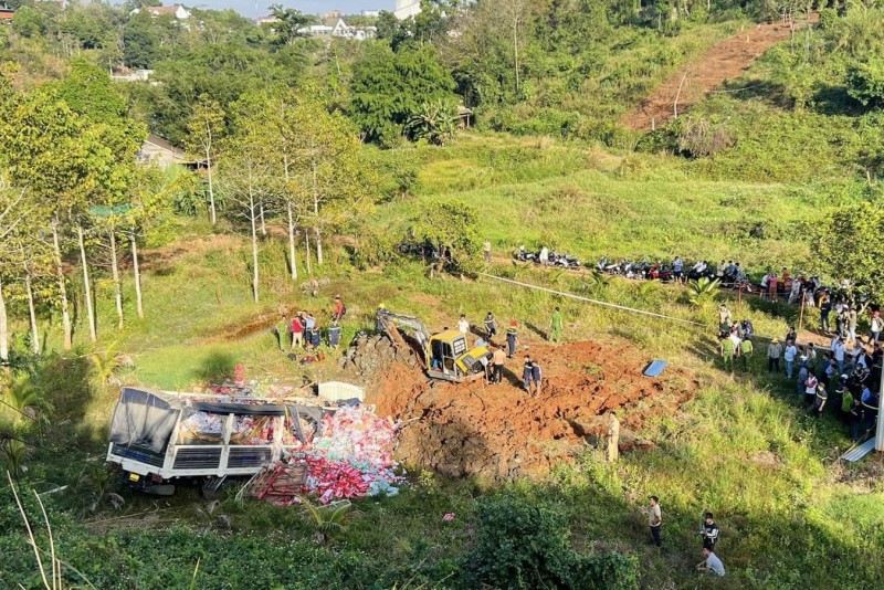 Đắk Nông: Xe tải lao xuống vực khiến tài xế tử vong