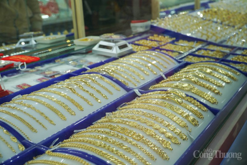 Đà Nẵng: Người dân đổ đến các cửa hàng vàng mua vàng cầu may ngày Vía Thần Tài