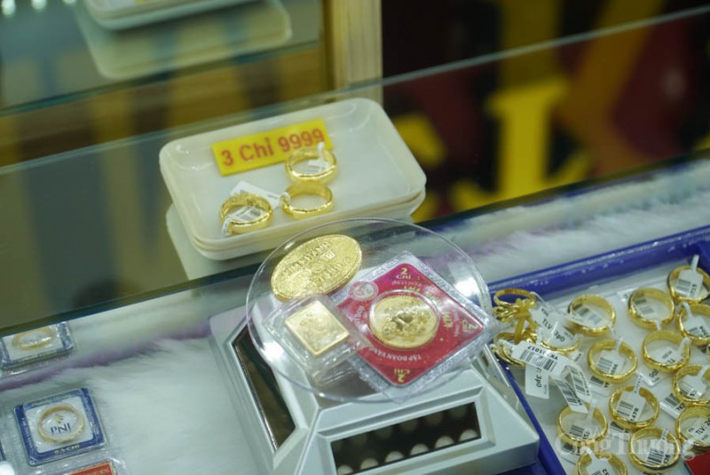 Đà Nẵng: Người dân đổ đến các cửa hàng vàng mua vàng cầu may ngày Vía Thần Tài