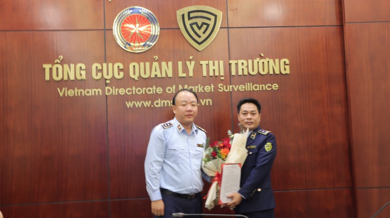 Tổng Cục trưởng Trần Hữu Linh tặng hoa chúc mừng tân Phó Cục trưởng Cục Nghiệp vụ Quản lý thị trường...